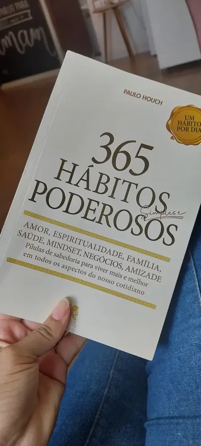 Leitora segurando o livro 365 Hábitos Simples e Poderosos