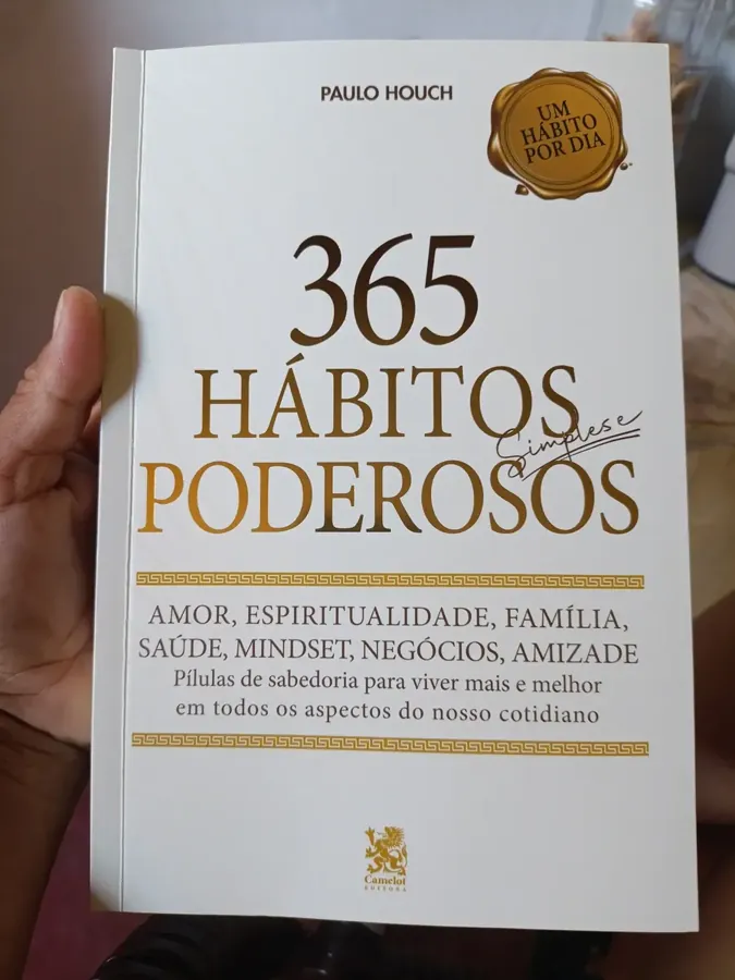 Capa do livro segurada pelo leitor