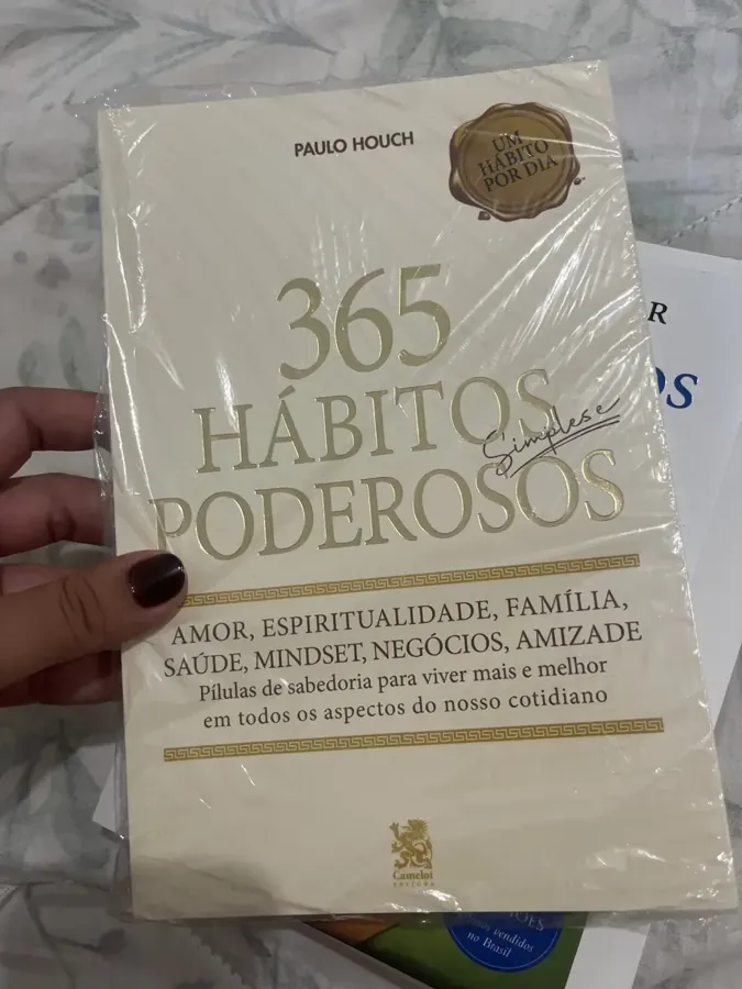 Livro em embalagem plástica sobre a mesa